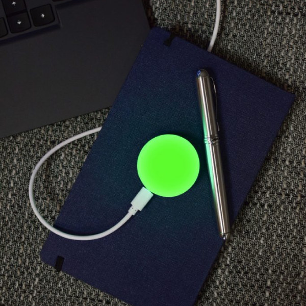 Luxafor Orb Busylight, el blanco sobre la mesa se ilumina en verde
